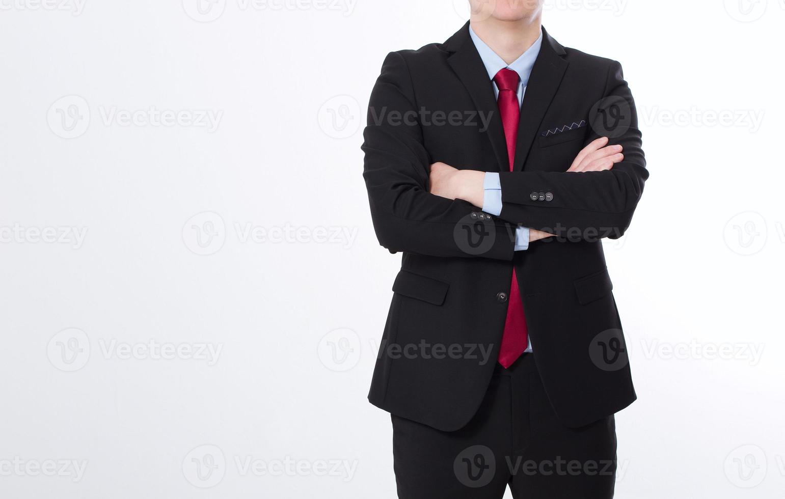 Geschäftsmann im schwarzen Anzug und verschränkten Armen isoliert auf weißem Hintergrund. Platz kopieren und verspotten. Unternehmenskonzept. beschnittenes Bild foto