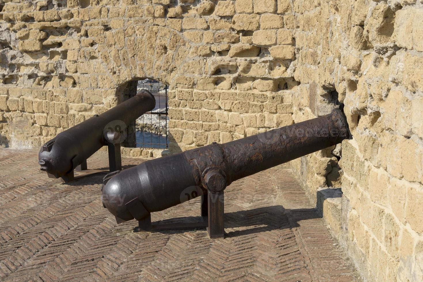 Eine alte Kanone im Schloss Castel del Ovo an einem sonnigen Tag. foto