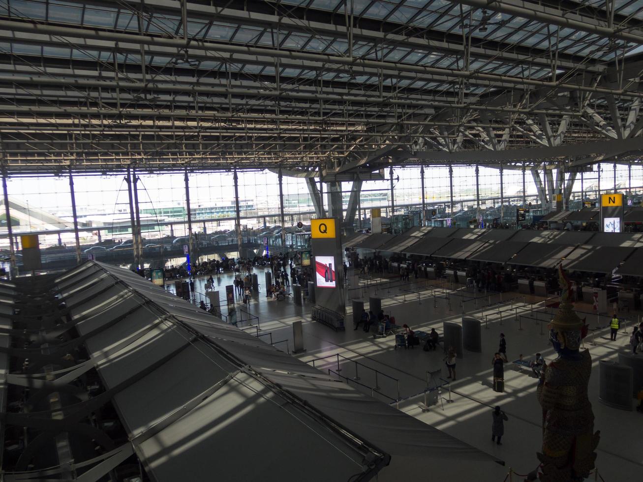 suvarnabhumi bangkok thailand31. oktober 2018 am flughafen gehen passagiere zu verschiedenen bereichen des flughafens. Suvarnabhumi Airport ist Thailands Hauptflughafen.0n Bangkok Thailand. foto