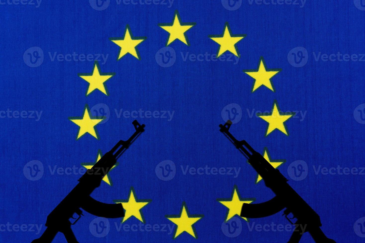 die eu-flagge und die silhouette der waffe. foto