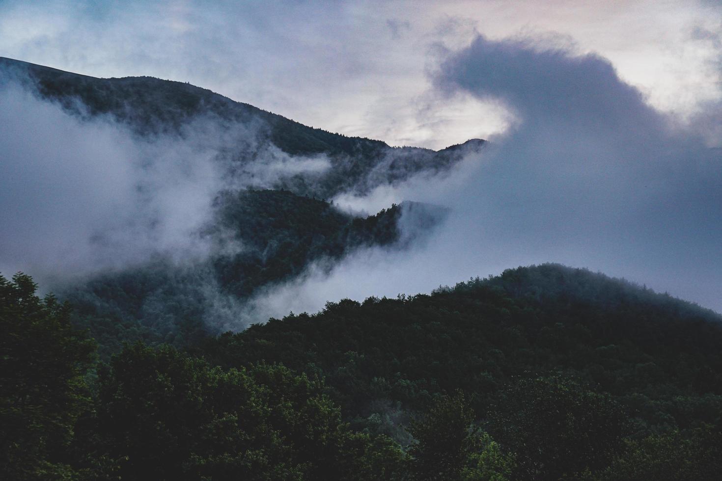 bewölkte Berge in den Pyrenäen foto