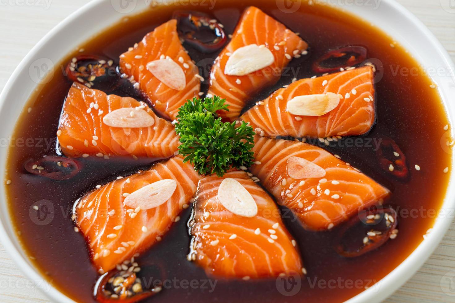 mit Lachs mariniertes Shoyu oder mit Lachs eingelegte Sojasauce foto