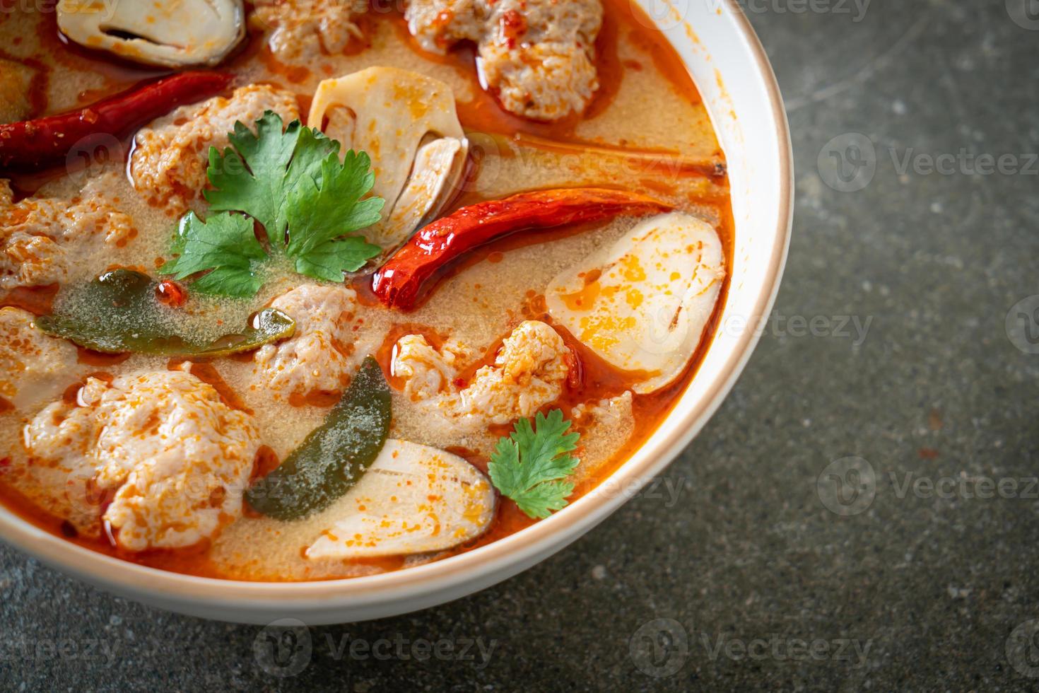 würzige gekochte Schweinesuppe mit Pilzen - Tom Yum foto