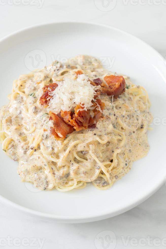 Spaghetti mit Trüffelrahmsauce und Champignons foto