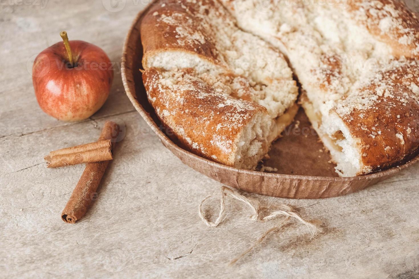 In Scheiben geschnittener hausgemachter Apfelkuchen auf Vintage-Holzhintergrundtextur. kopieren, leerer platz für text foto