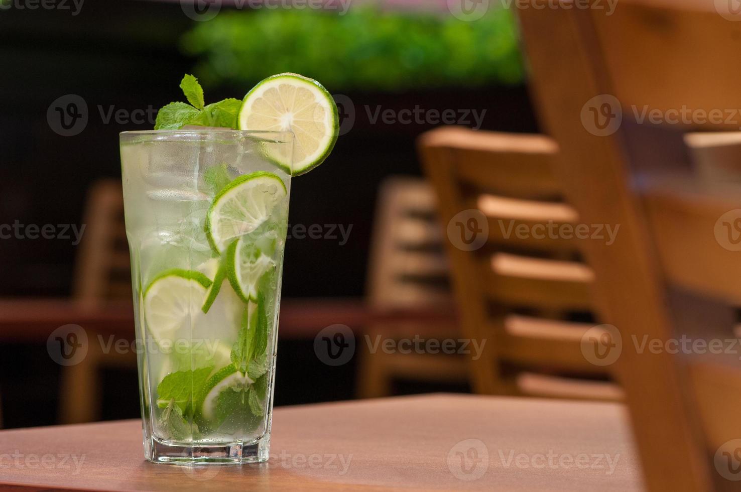 kaltes getränk mit zitrusfrüchten auf dem tisch foto