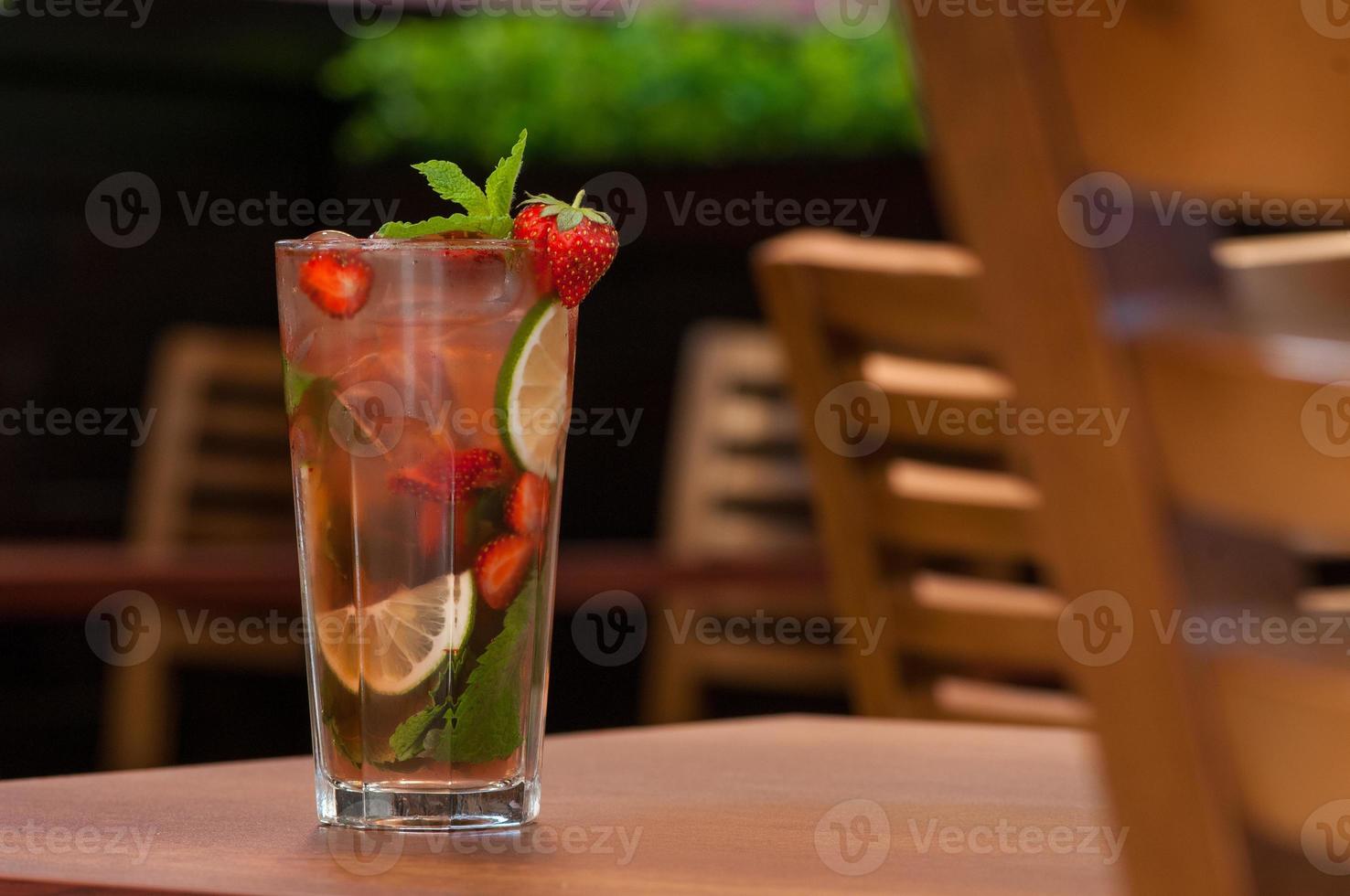 kaltes getränk mit zitrusfrüchten auf dem tisch foto