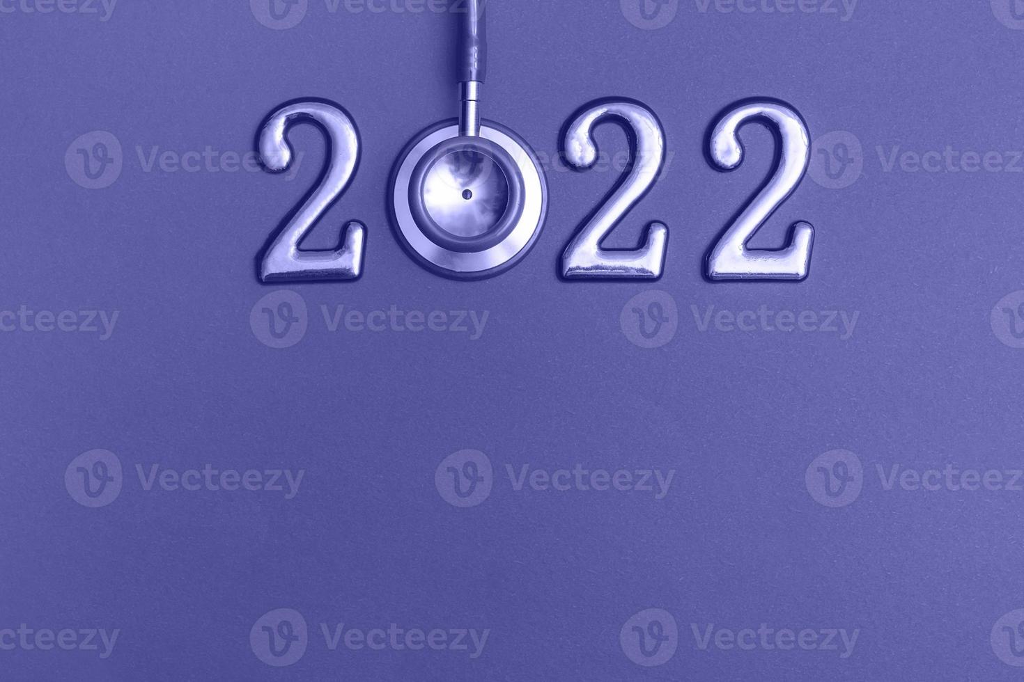 stethoskop nummer 2022 auf sehr peri hintergrund kreative idee neuer trend medizinische banner kalenderabdeckung nahaufnahme mit kopierraum foto