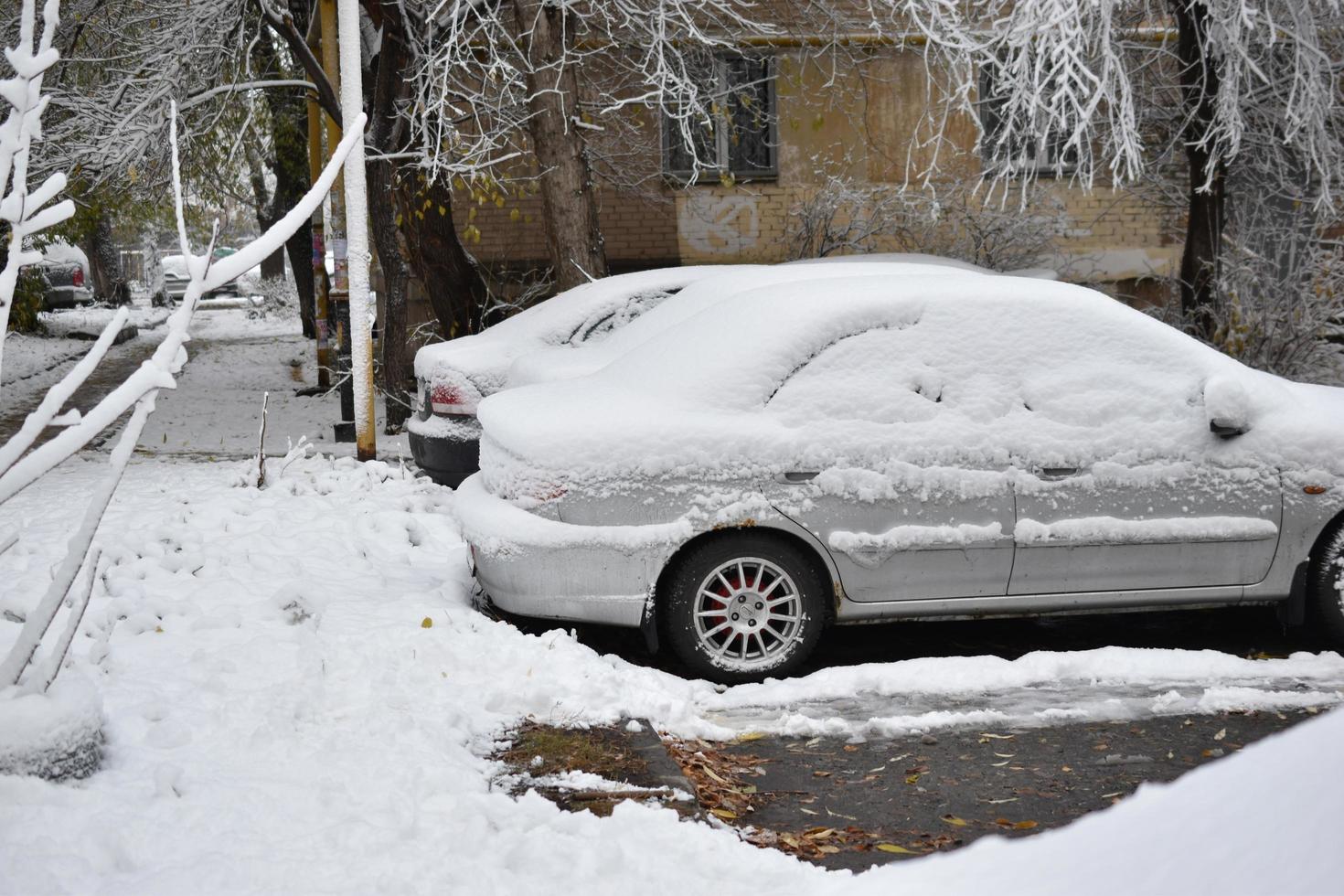 Autos im Winter im Schnee nach einem Schneefall foto