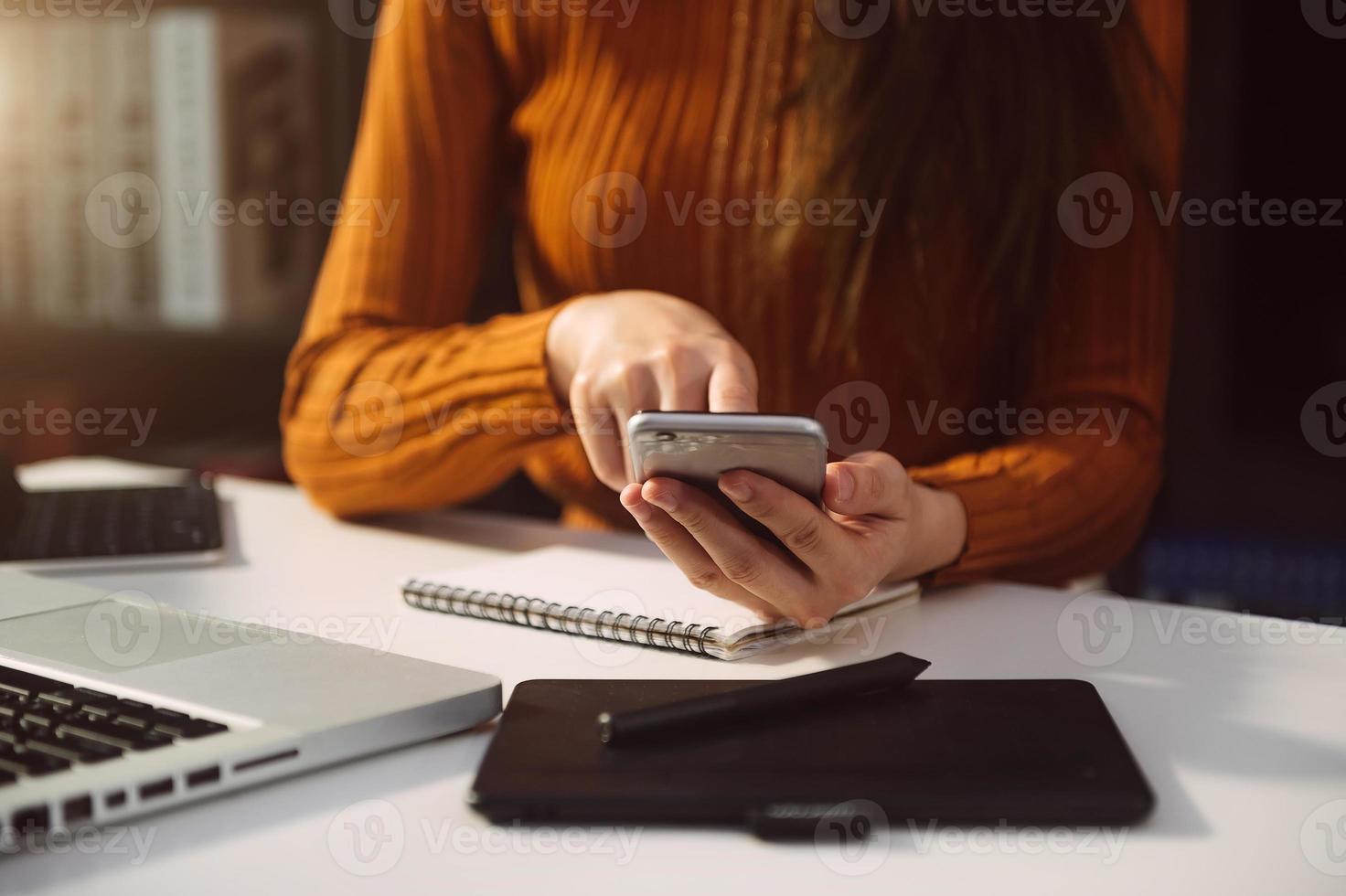 social media und marketing virtuelle symbole bildschirmkonzept. nahaufnahme einer geschäftsfrau, die tastatur mit laptop-computer tippt foto