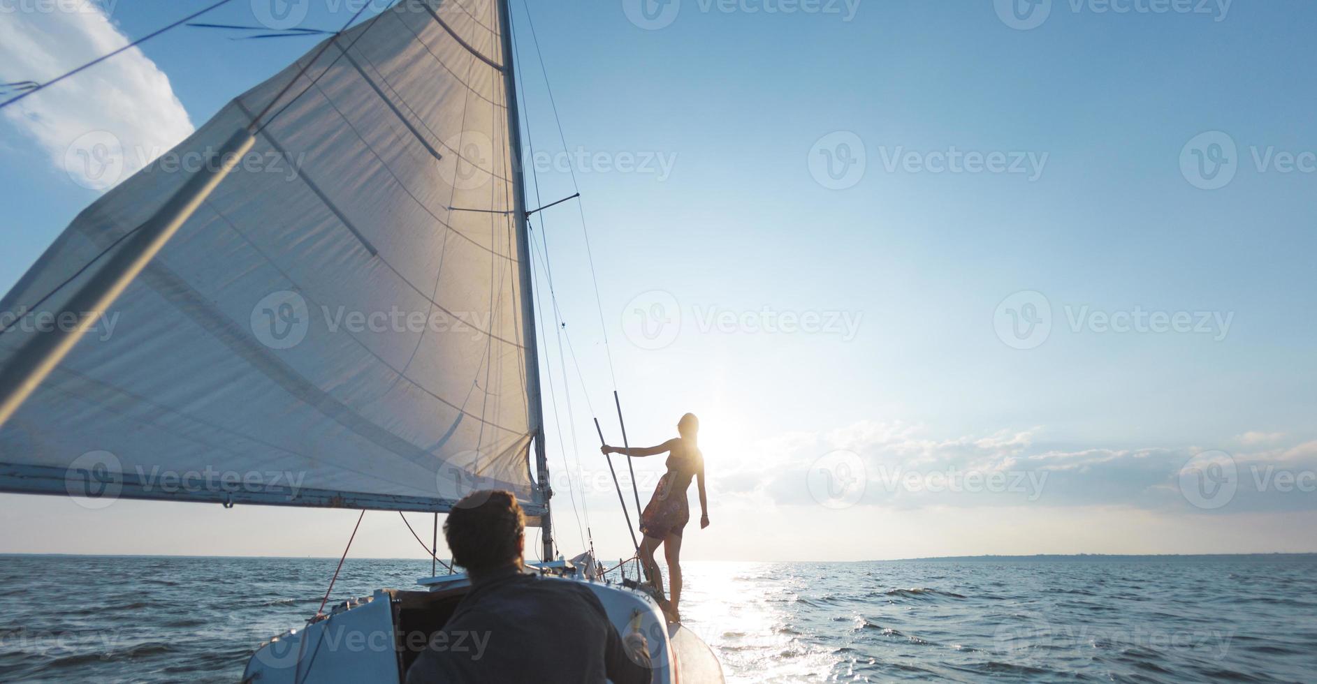 ein Mann und eine Frau reisen auf einer Segelyacht. foto