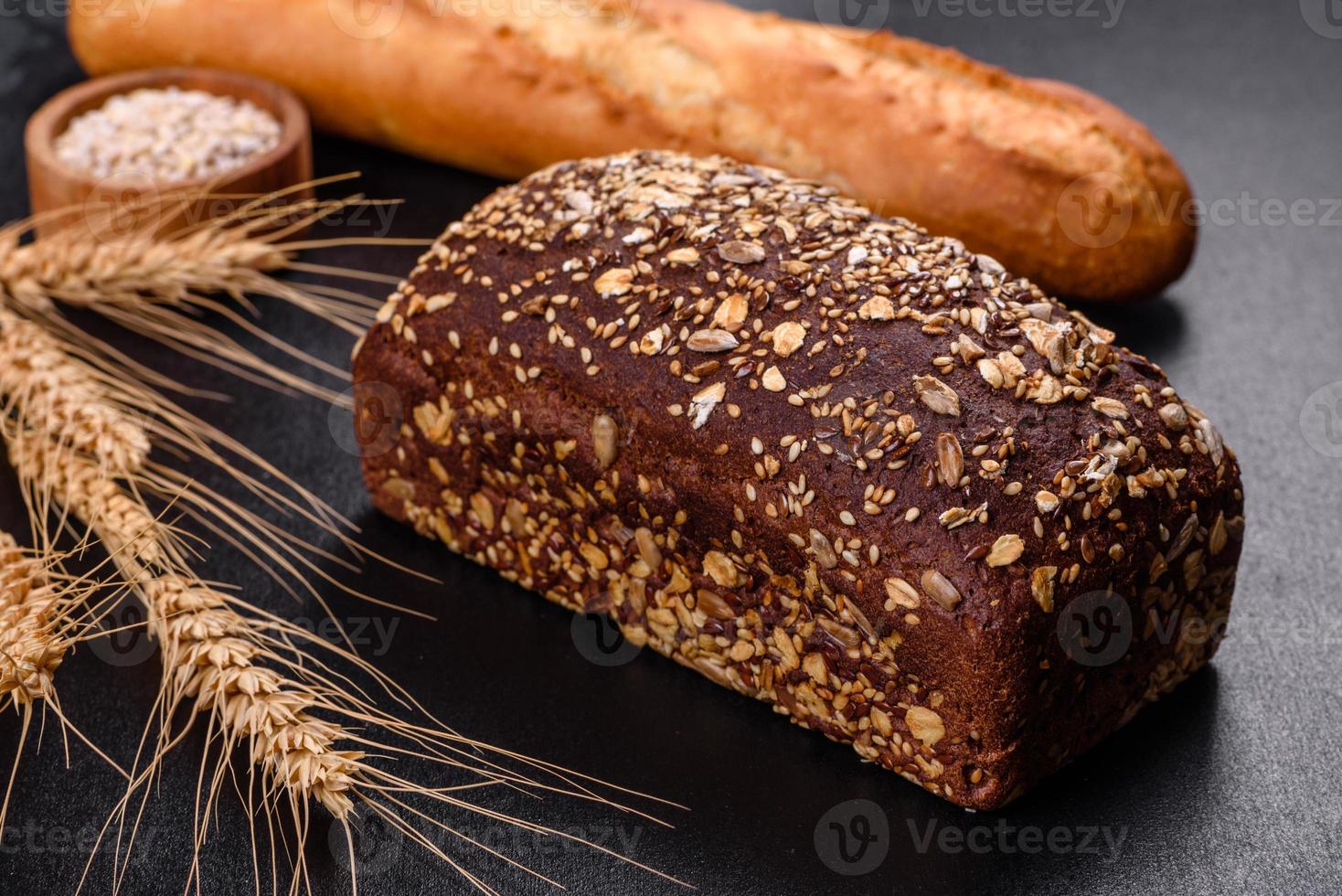 frisches brot auf schwarzem hintergrund, draufsicht, kopierraum foto