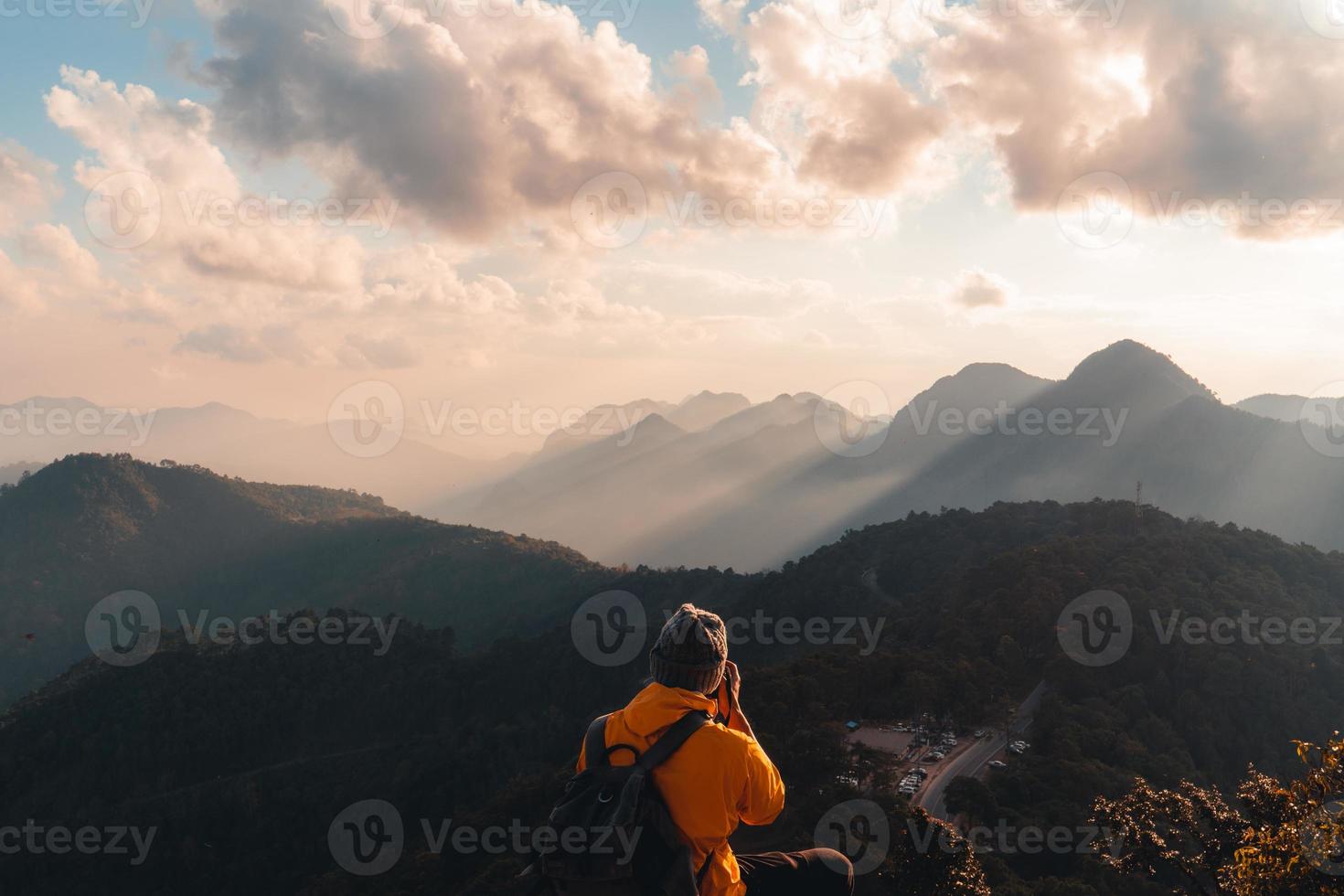 Wandern in den Bergen am Abend foto