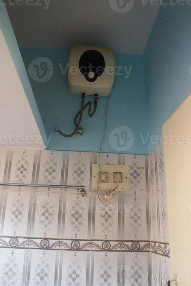 Elektrischer Durchlauferhitzer im Badezimmer foto