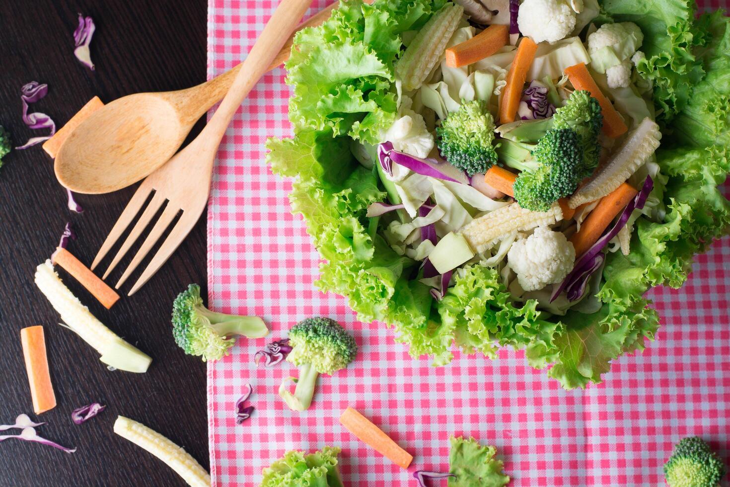 gemischtes gemüse hat ein karotten-, brokkoli-, blumenkohl-, lilakohl-, salat-clean-food-konzept foto