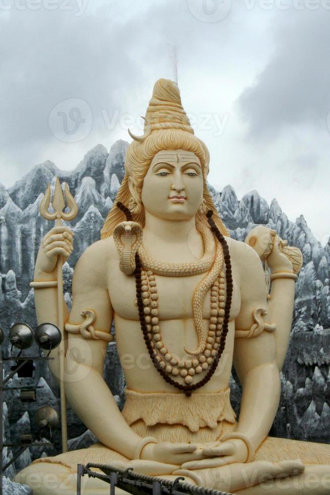 idol von lord shiva sitzt in ruhiger stimmung foto