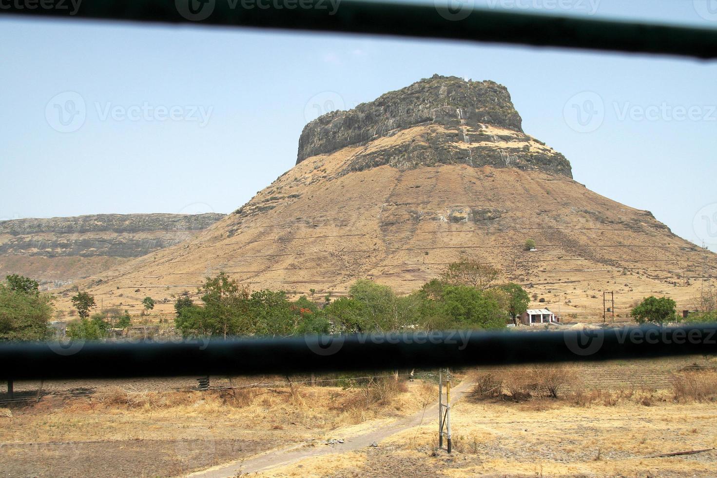 Blick auf den felsigen Hügel, der während der Zugfahrt aufgenommen wurde foto