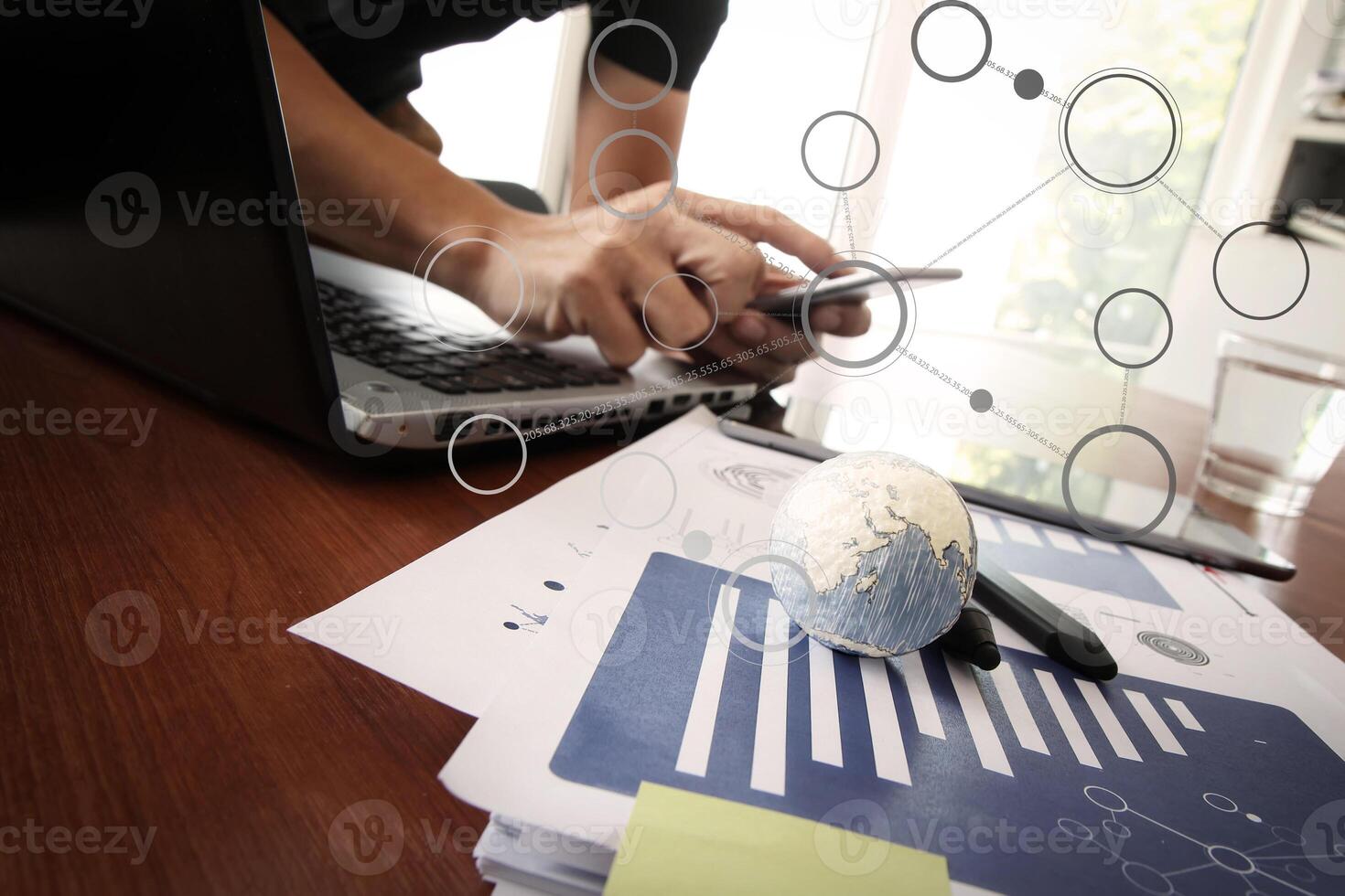 Geschäftsdokumente auf Bürotisch mit Textur der Welt auf digitalem Tablett und Mann unter Verwendung des Smartphones in den Hintergrundelementen dieses Bildes, das von der NASA eingerichtet wird foto