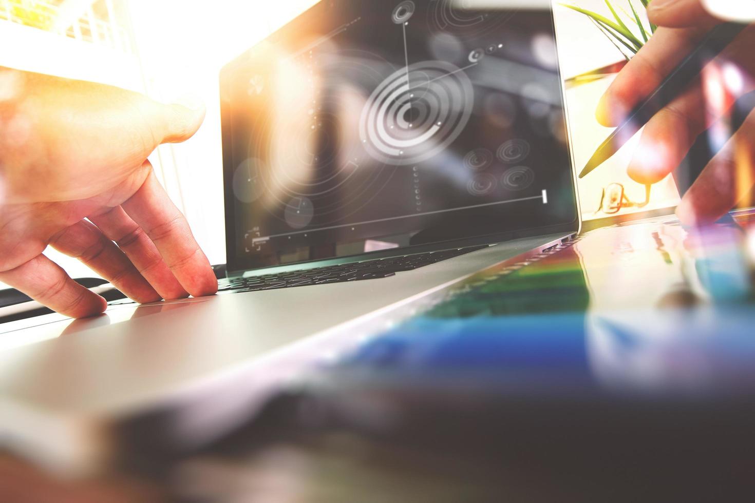 Nahaufnahme der Designer-Hand, die mit einem Laptop-Computer auf einem Holzschreibtisch als ansprechendes Webdesign-Konzept arbeitet foto