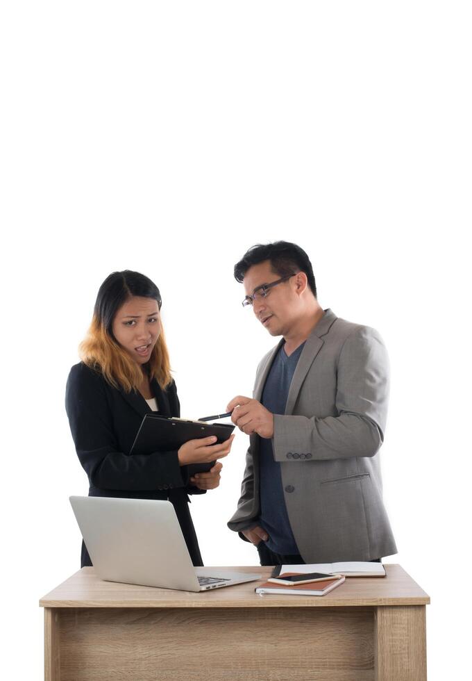 junge Geschäftsfrau, die mit ihrem Chefgespräch über das Geschäft im Büro steht, das auf weißem Hintergrund lokalisiert wird. foto