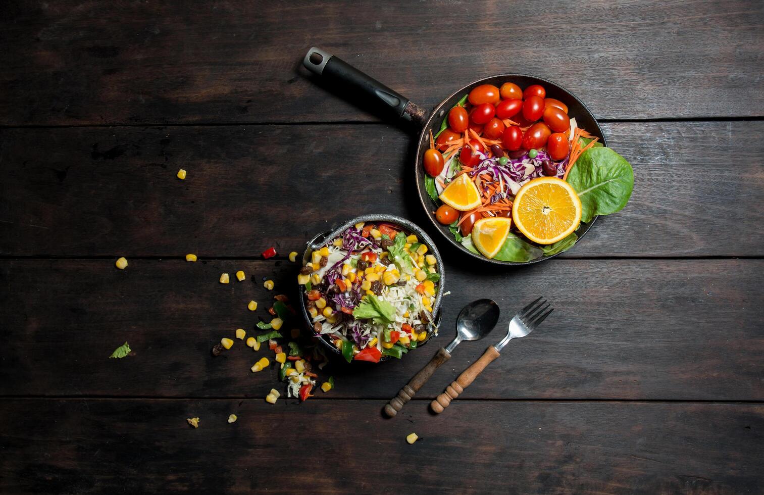 frischer salat mit mais und gemischt auf hölzernem hintergrund in der draufsicht der pfanne. gesundes Essen. foto