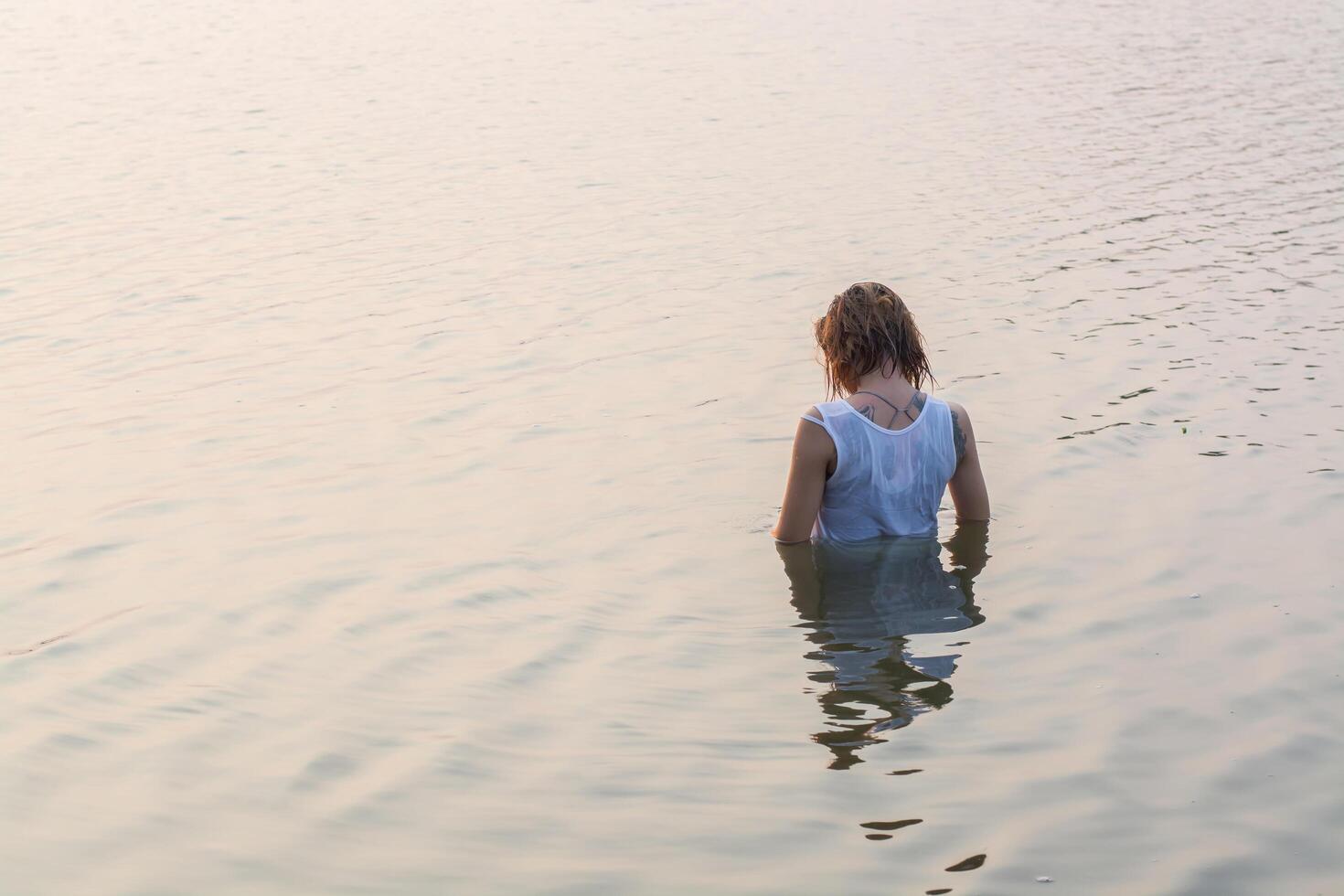 traurige Frau allein im Teich foto