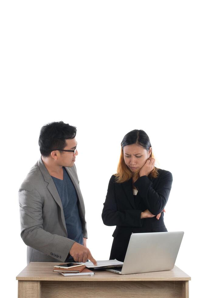 junge Geschäftsfrau, die mit ihrem Chefgespräch über das Geschäft im Büro steht, das auf weißem Hintergrund lokalisiert wird. foto