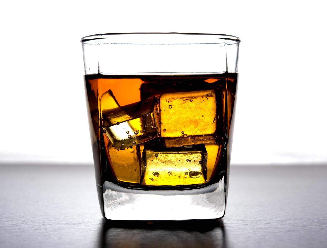 Whisky im Glas mit Eis foto