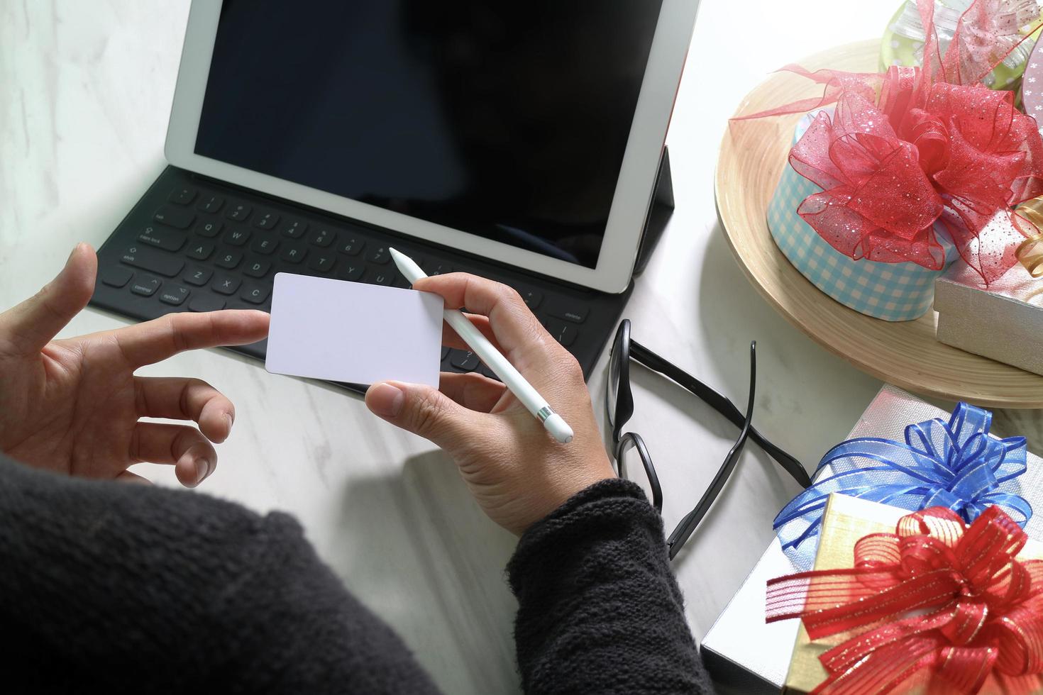 geschenk, das kreative handauswahl und hand mit geschenk gibt. Geschenklieferung, Überraschung, Tablet-Computer, der ein intelligentes Tastatur-Smartphone auf einem mable-Schreibtisch andockt, Vintage-Filmeffekt foto