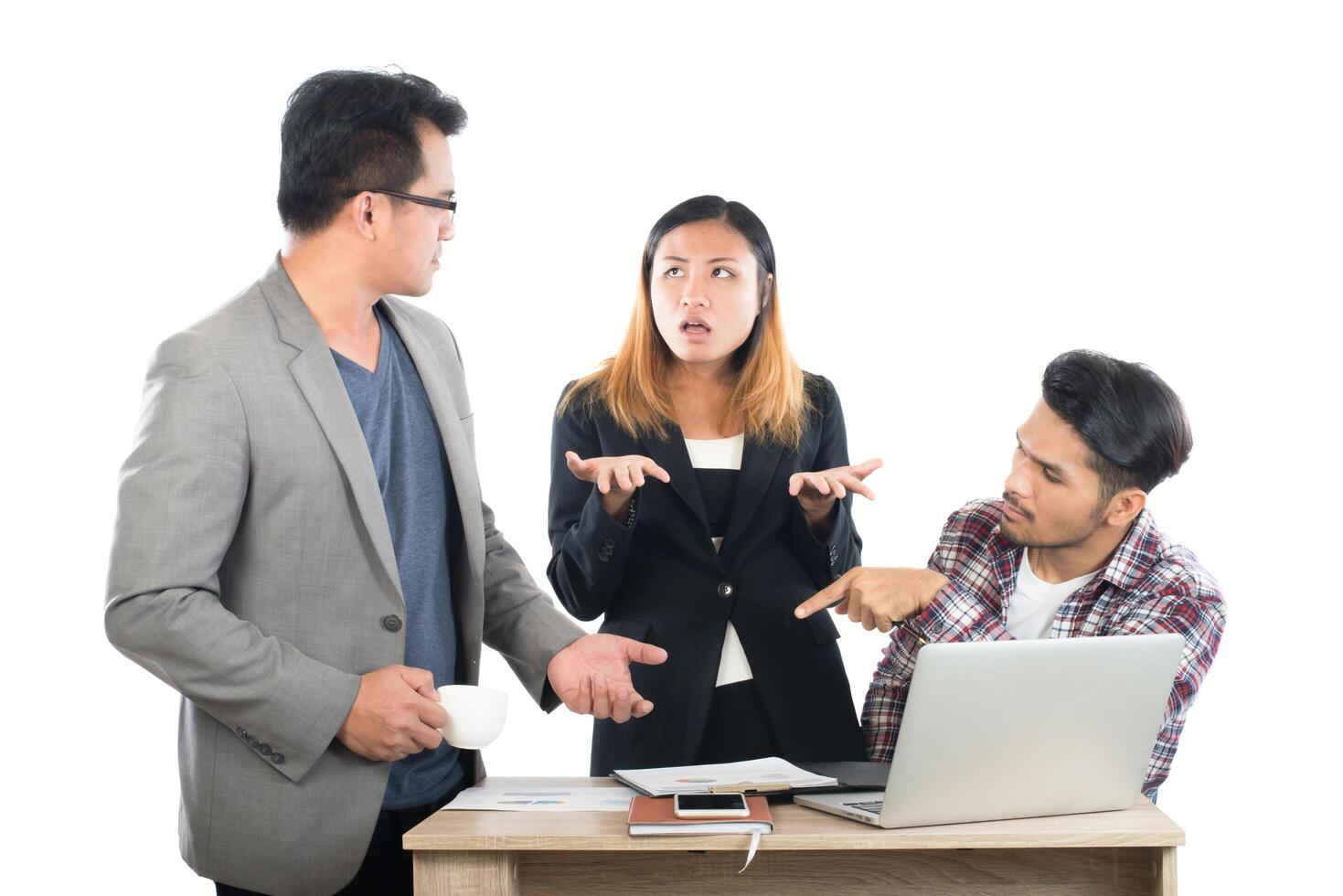 Porträt von Geschäftspartnern, die Dokumente und Ideen bei einem Treffen im Büro besprechen, isoliert auf weißem Hintergrund. foto