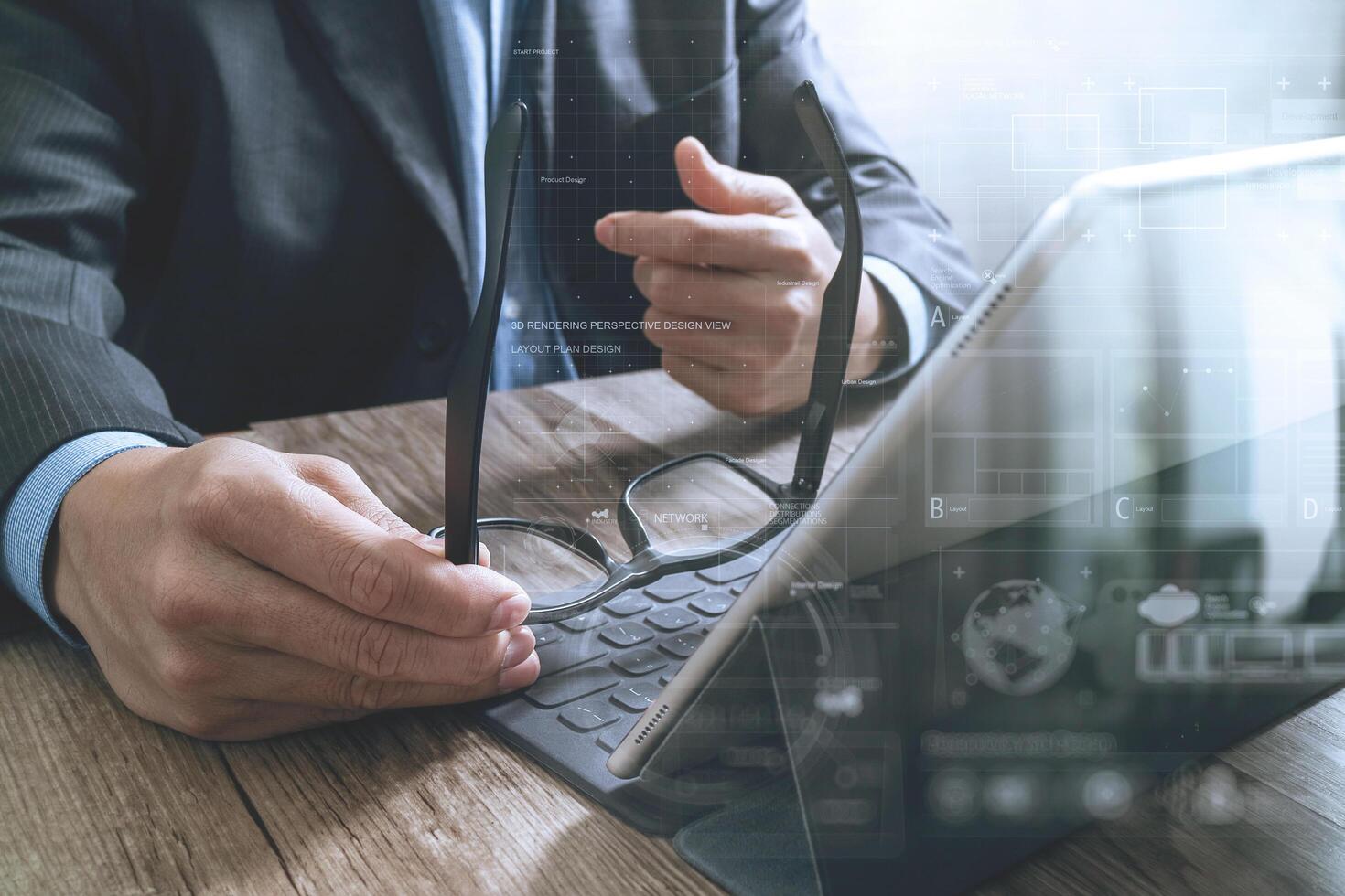 Erfolg Geschäftsmann Hand mit Brille, digitales Tablet, das intelligente Tastatur auf Holzschreibtisch andockt, Filtereffekt foto