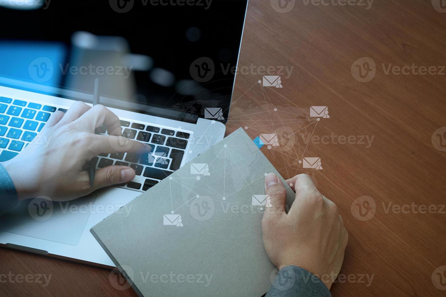 Blick von oben auf die Doppelbelichtung von Geschäftsmannhand, die mit neuen modernen Computer- und Geschäftsstrategien als Konzept arbeitet foto