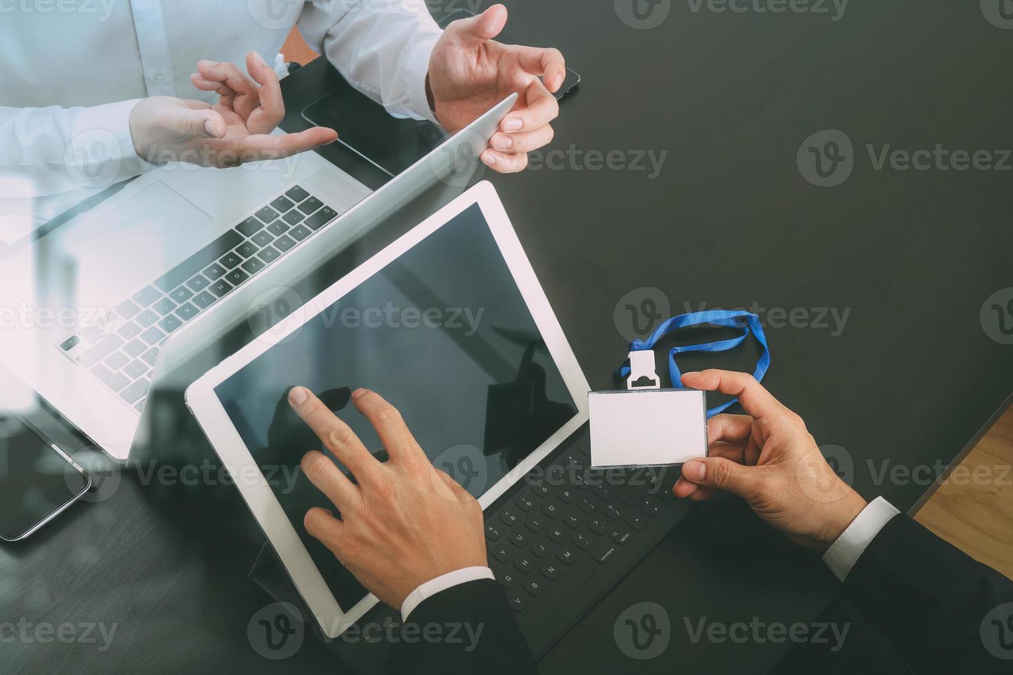 Co Working Team Meeting-Konzept, Geschäftsmann mit Smartphone und digitalem Tablet- und Laptop-Computer und Namensschild im modernen Büro foto