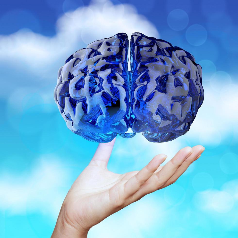 Hand des Arztes, die menschliches Gehirn des blauen Glases 3d auf Naturhintergrund als Konzept zeigt foto