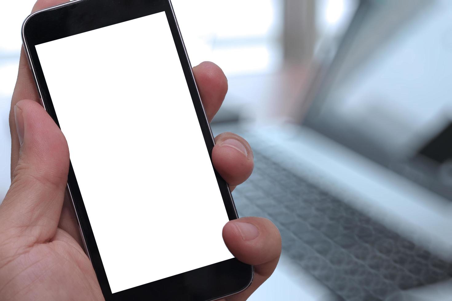Nahaufnahme der Hand, die leeren Bildschirm des Smartphones mit unscharfem Hintergrund als Konzept hält foto