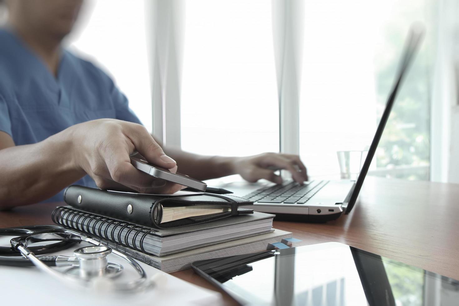 Arzt arbeitet mit Laptop im medizinischen Arbeitsbereich Büro als Konzept foto