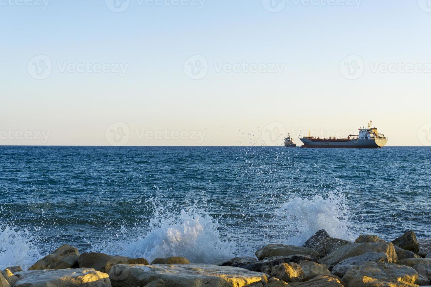 Schiff im Mittelmeer vor der Küste von Zypern. foto