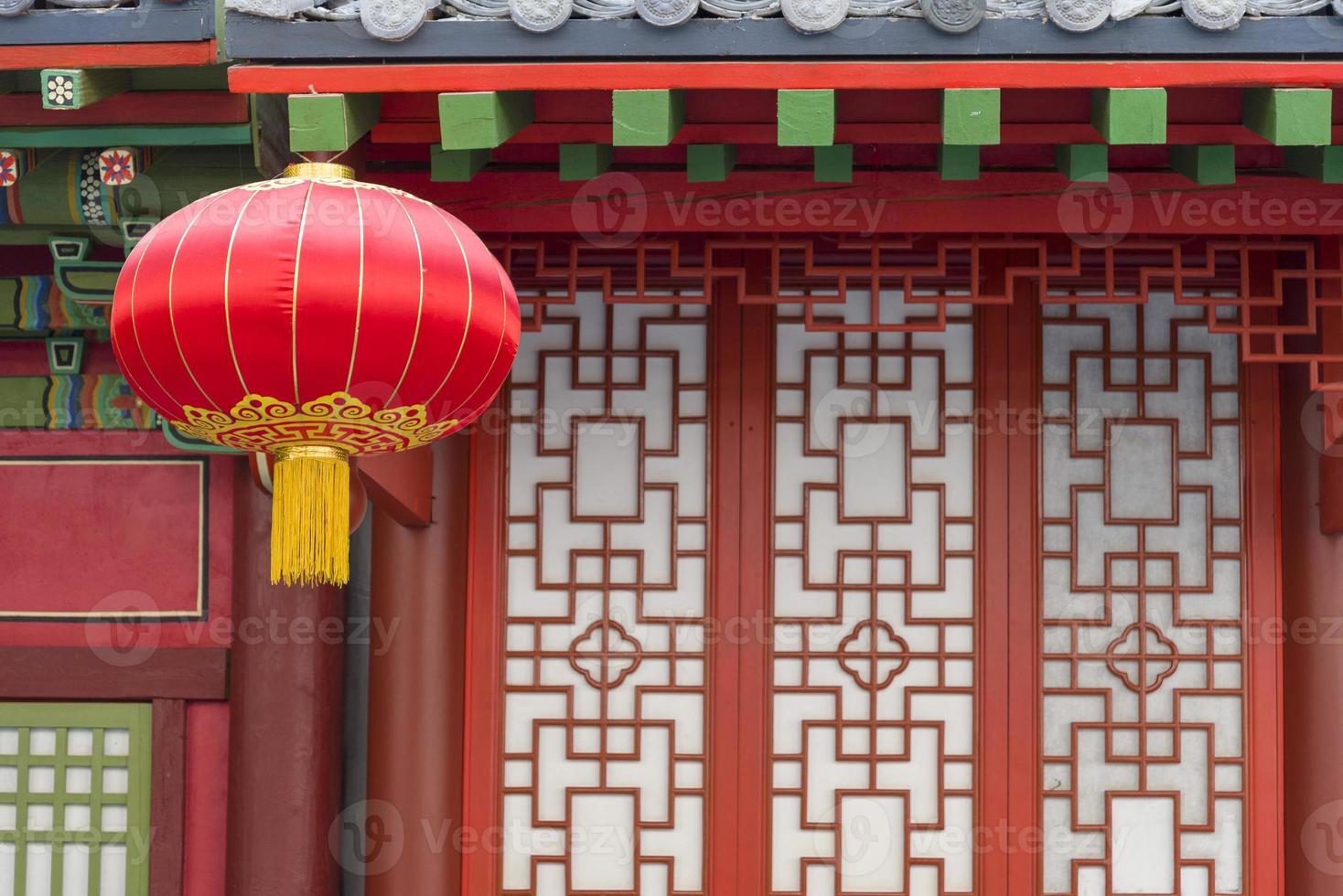 Rote chinesische Taschenlampe, die am Haus hängt. foto