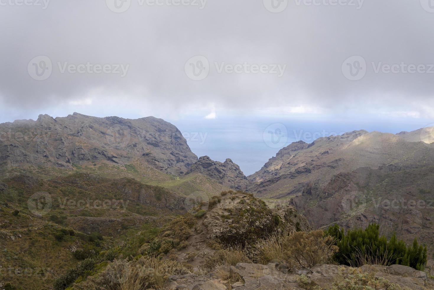 Wolken über den Bergen auf der Insel Teneriffa. foto