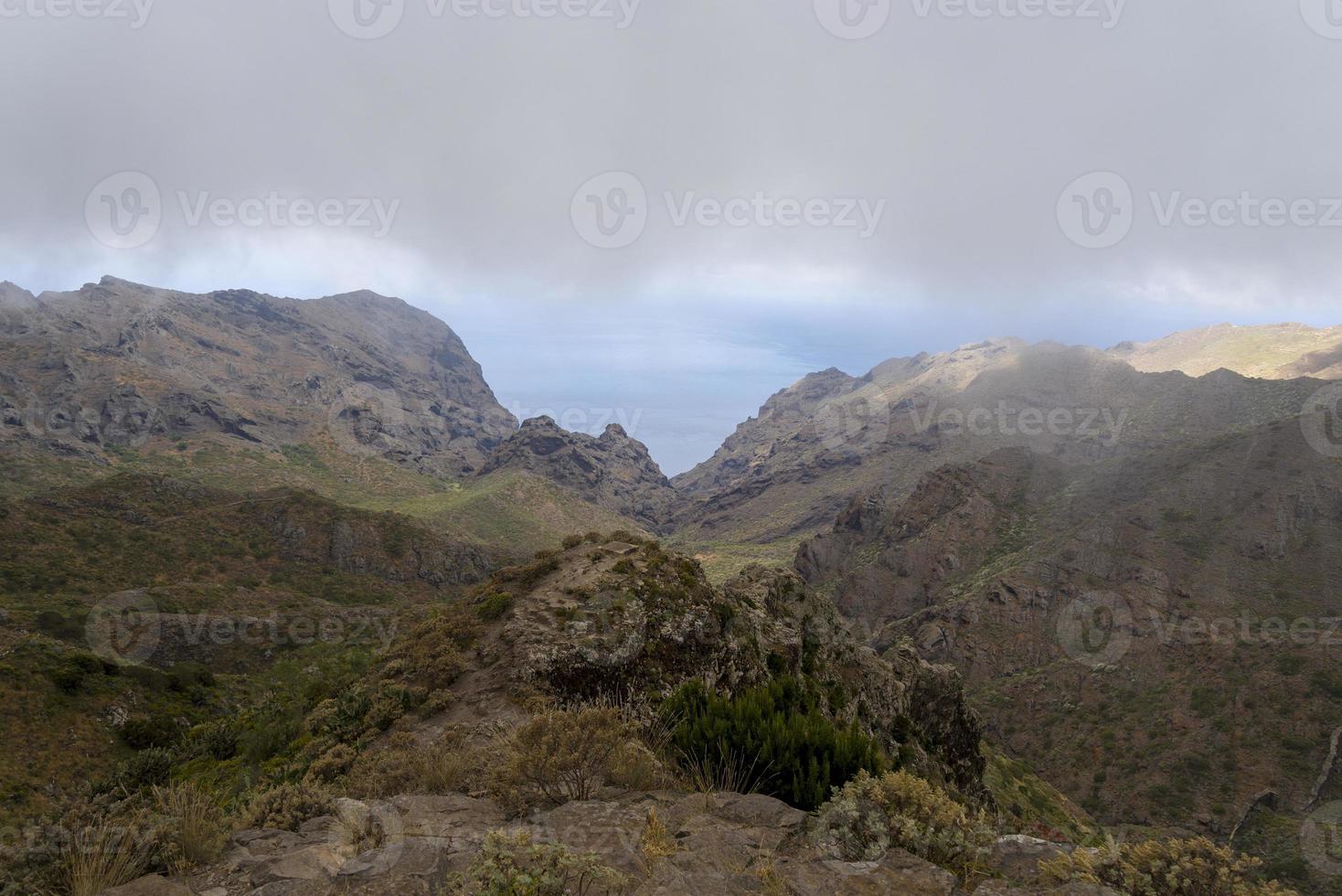 Wolken über den Bergen auf der Insel Teneriffa. foto