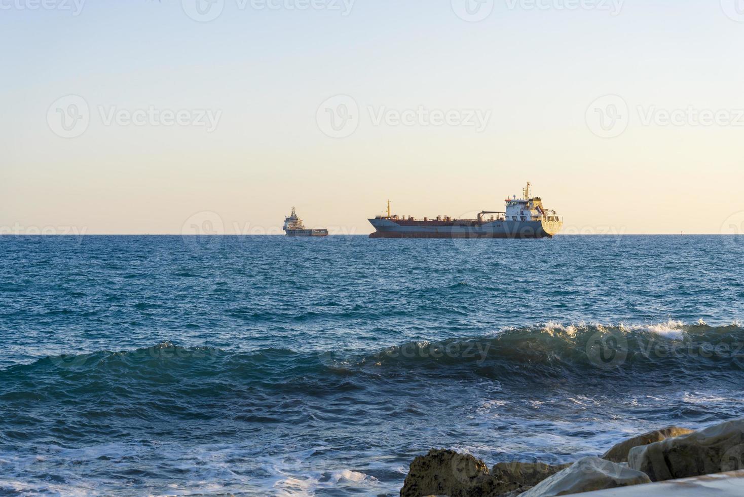 Schiff im Mittelmeer vor der Küste von Zypern. foto