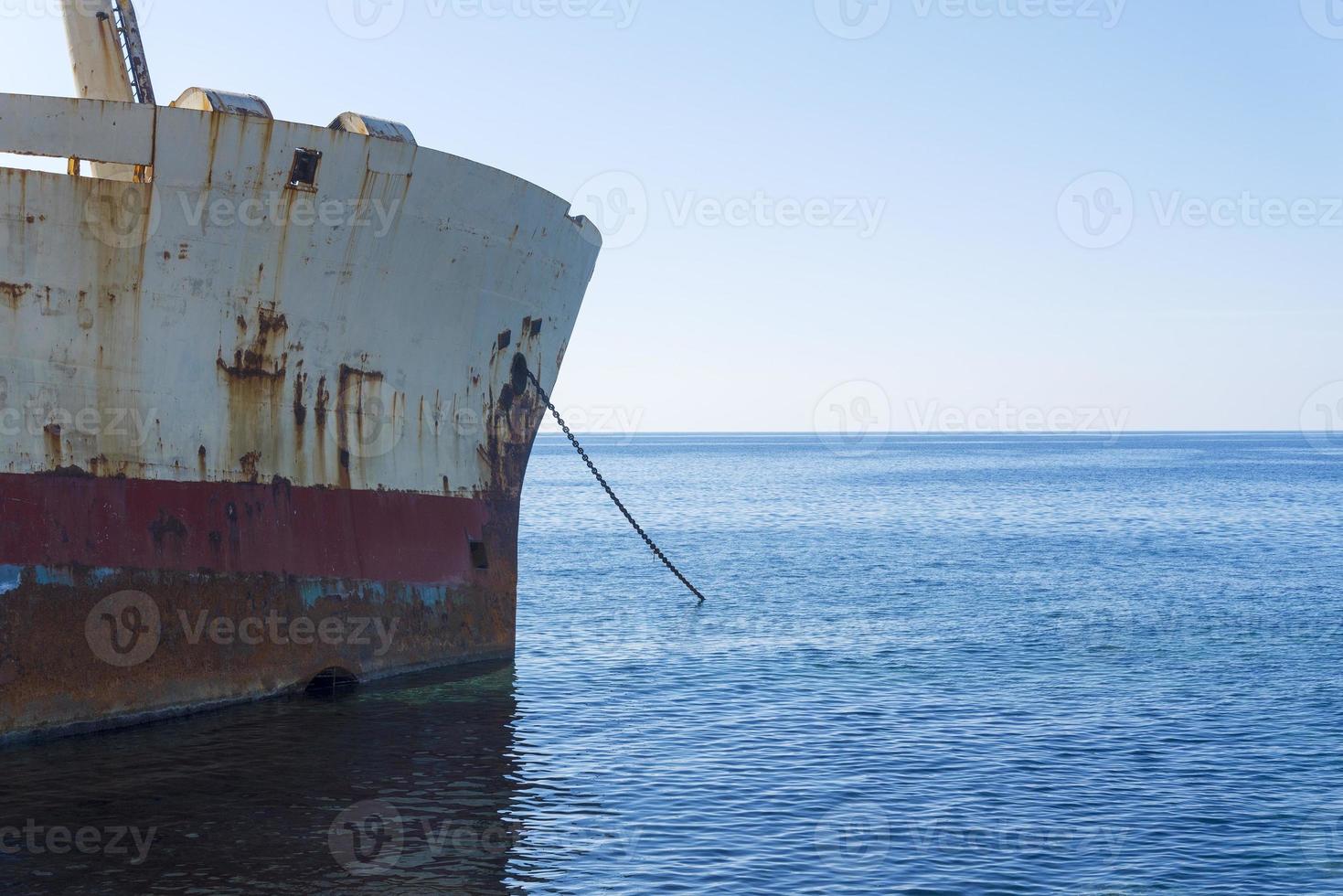 Ein altes rostiges Schiff auf der Insel Zypern. foto