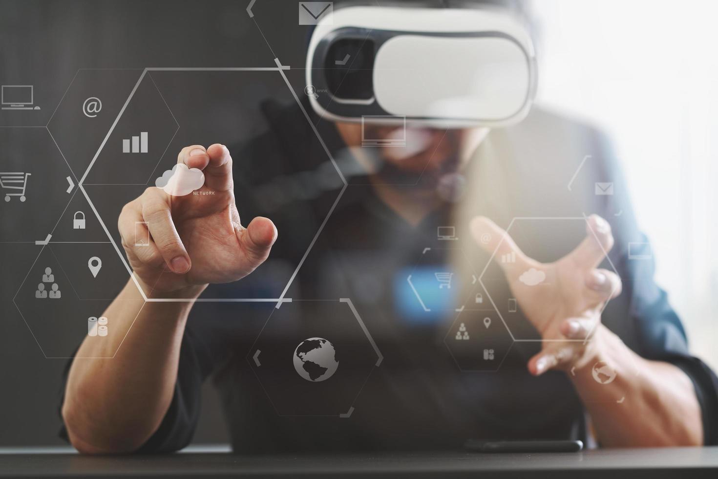 Geschäftsmann mit Virtual-Reality-Brille im modernen Büro mit Smartphone und vr-Headset foto