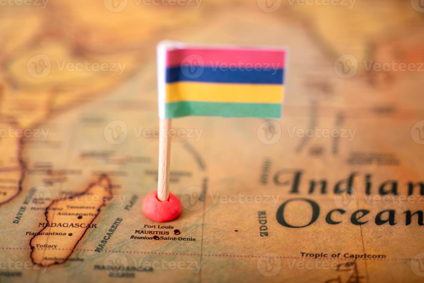 Flagge von Mauritius auf der Weltkarte. foto