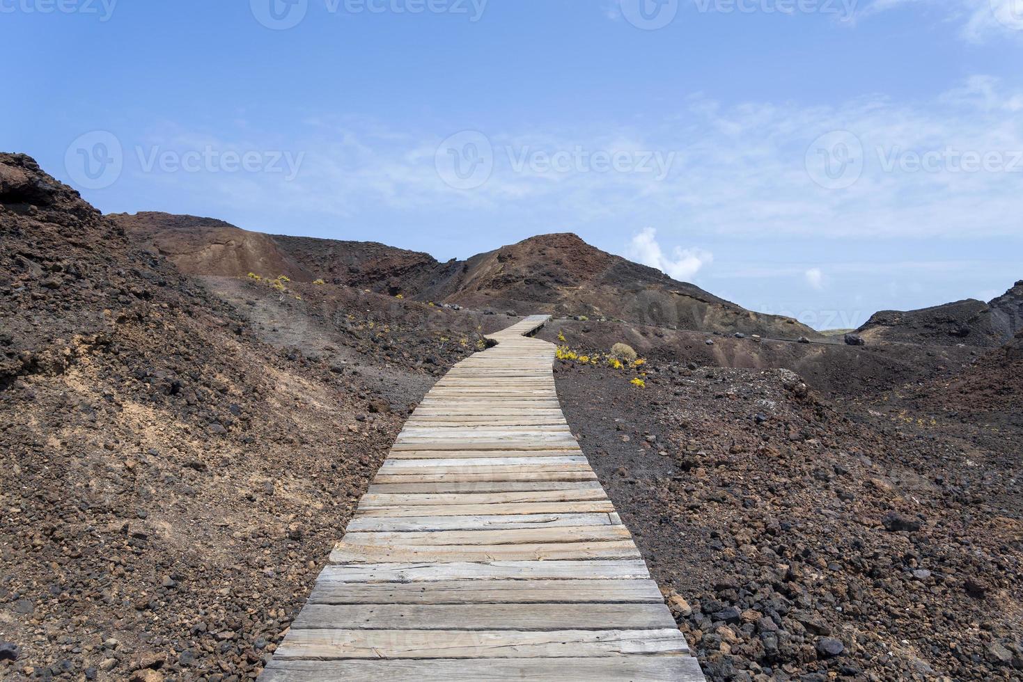 Holzweg in der Nähe der Felsen und Steine. foto