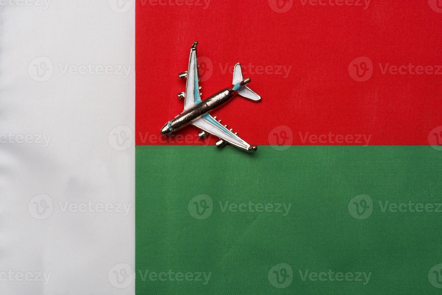 flugzeug über der flagge von madagaskar, dem konzept von reisen und tourismus. foto