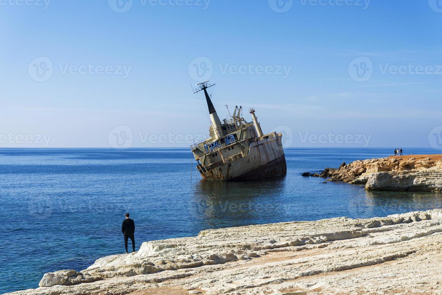 Verlassenes Schiff, das vor der Küste von Zypern Schiffbruch erlitt foto