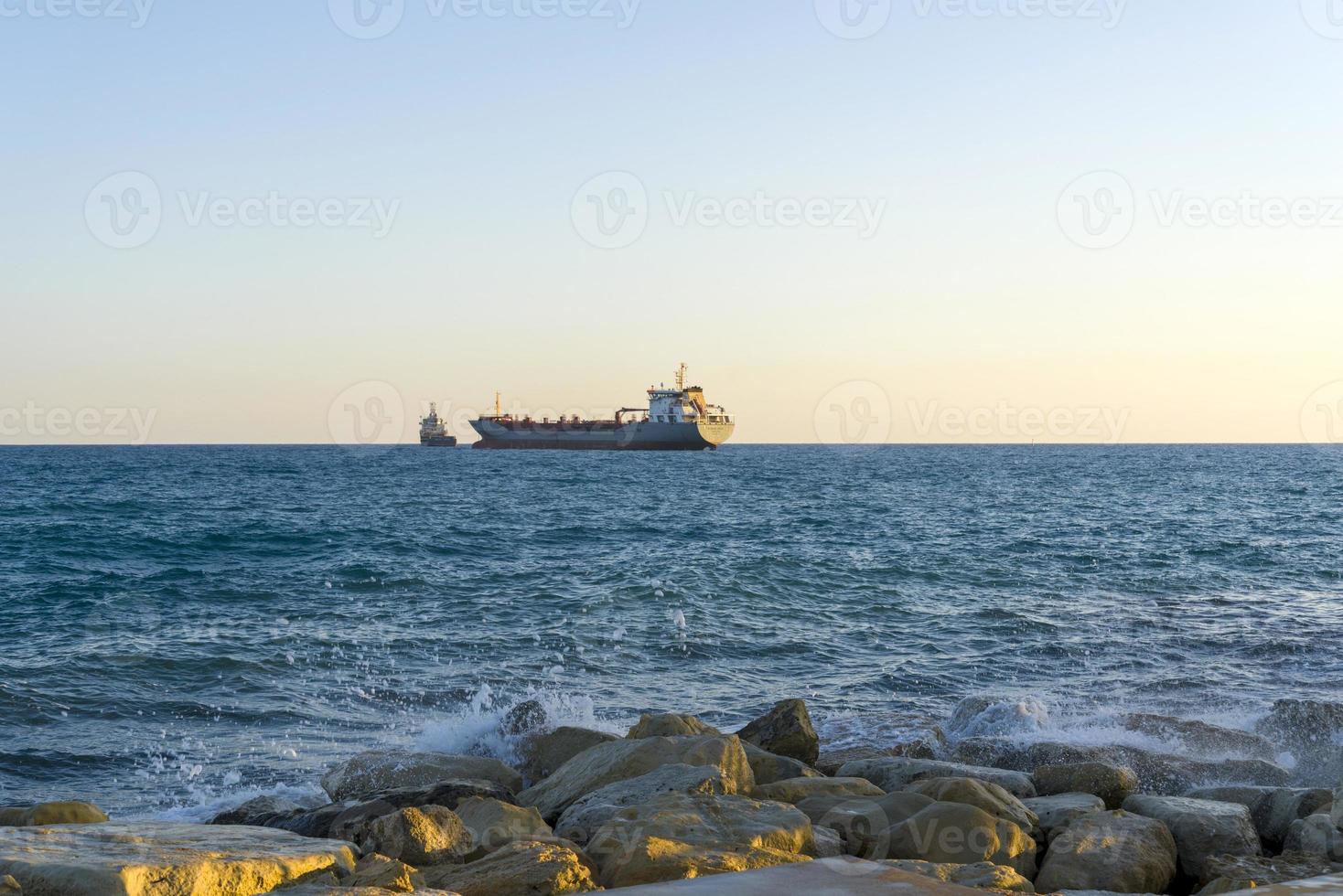 Schiff im Mittelmeer vor der Küste von Zypern. foto