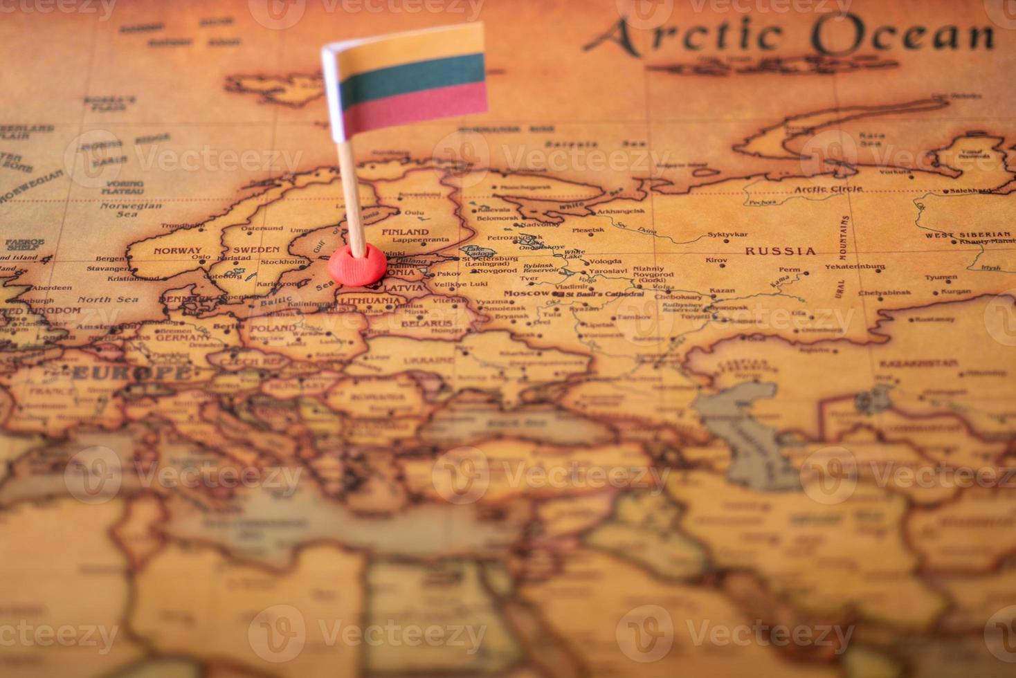 Flagge Litauens auf der Weltkarte. foto