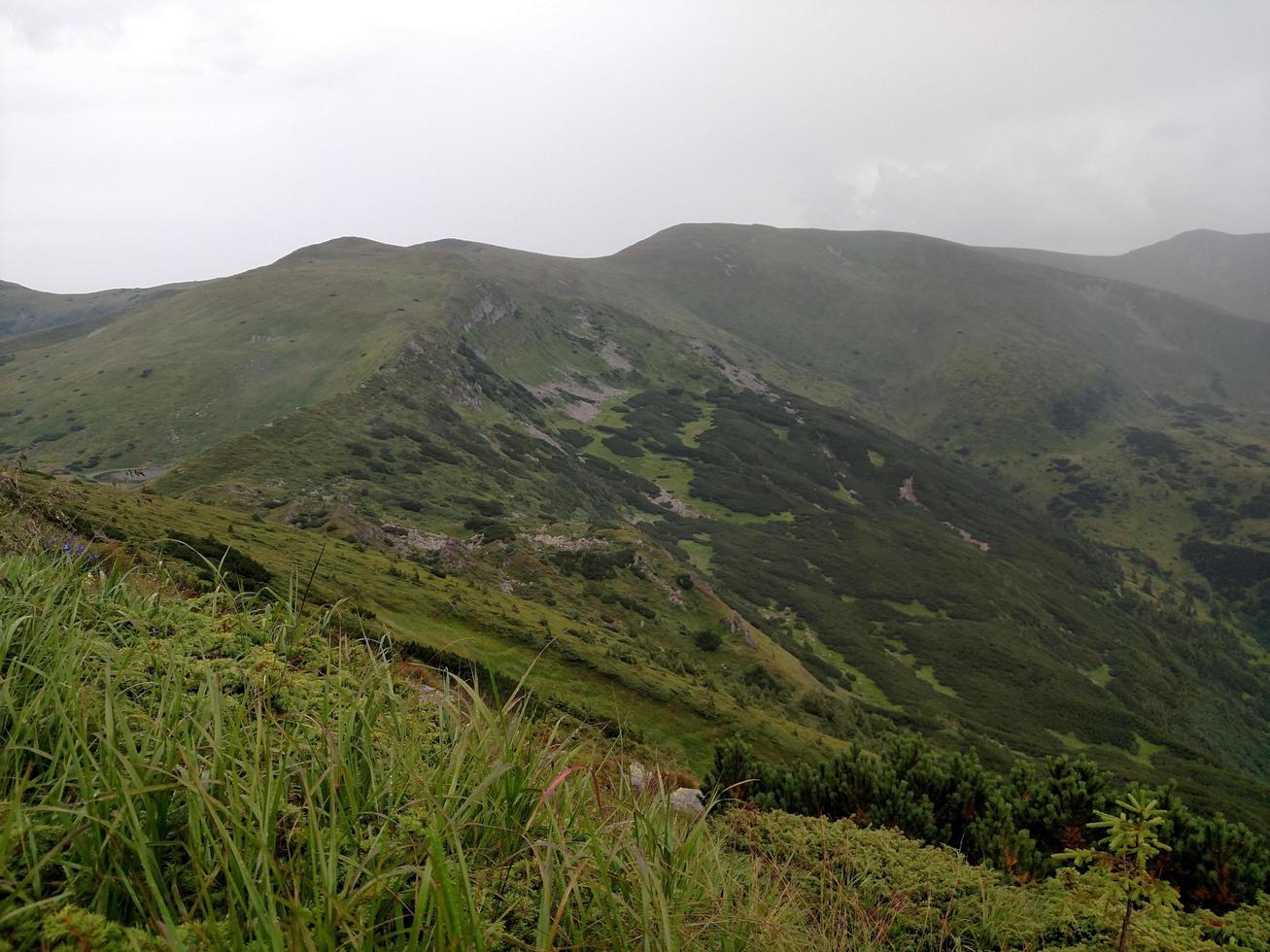 Bergketten bei bewölktem Wetter in der Nähe des Sees foto